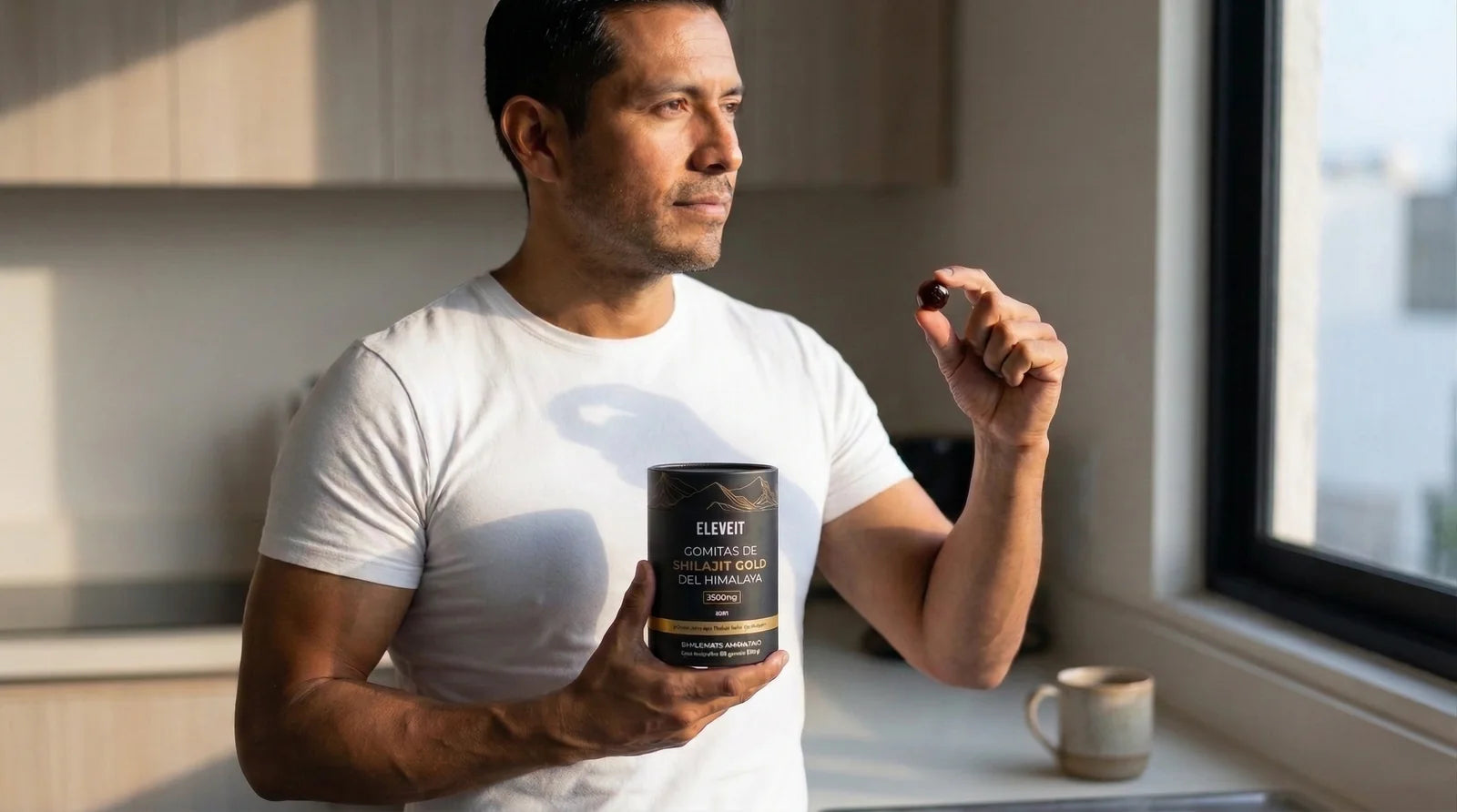 Homem ativo a tomar gomas de shilajit