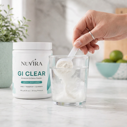 Mezclando una cucharada de GI Clear en un vaso de agua